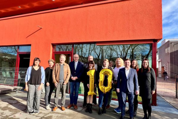 Foto im neuen Außenbereich der Kita Kunterbunt mit altem und neuen Träger (v.l.): Haben eine 10 mitgebracht, weil die Burghauser Kita Kunterbunt die 10. Kita in der Trägerschaft des BRK Kreisverbands ist. Mariella Röben, Leitung der Geschäftsstelle, Sabina Schneider-Reisinger, Vorstand Kinderschutzbund Burghausen-Altötting, Erster Bürgermeister Florian Schneider, Herbert Hofauer, Vorsitzender des BRK-Kreuzverbandes Altötting, Sabine Meier und Martina Klinger vom BRK, Verena Novak und Conny Reichert von der Kita Kunterbunt, Max Gschwendtner Leitung BRK Kinder- Jugendbereich, Christine Auberger, Leitung Haus der Familie und Daniela Spiegelhauer von der städtischen Kämmerei zuständig für die Burghauser Kitas. Fotocredit: Stadt Burghausen / Königseder Foto im neuen Außenbereich der Kita Kunterbunt mit altem und neuen Träger (v.l.): Haben eine 10 mitgebracht, weil die Burghauser Kita Kunterbunt die 10. Kita in der Trägerschaft des BRK Kreisverbands ist. Mariella Röben, Leitung der Geschäftsstelle, Sabina Schneider-Reisinger, Vorstand Kinderschutzbund Burghausen-Altötting, Erster Bürgermeister Florian Schneider, Herbert Hofauer, Vorsitzender des BRK-Kreuzverbandes Altötting, Sabine Meier und Martina Klinger vom BRK, Verena Novak und Conny Reichert von der Kita Kunterbunt, Max Gschwendtner Leitung BRK Kinder- Jugendbereich, Christine Auberger, Leitung Haus der Familie und Daniela Spiegelhauer von der städtischen Kämmerei zuständig für die Burghauser Kitas. Fotocredit: Stadt Burghausen / Königseder