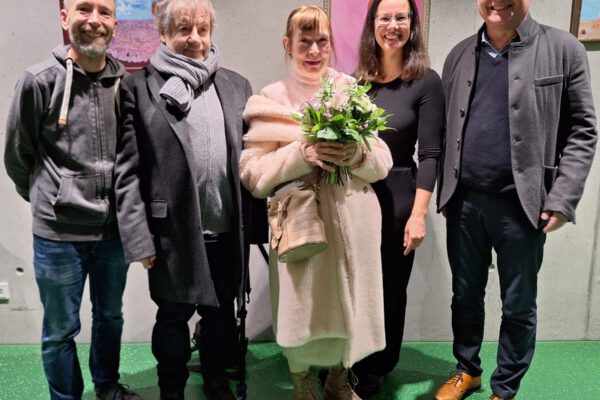 Bild: Auf dem Bild freuen sich Dritter Bürgermeister Stefan Angstl, Knox G. Stallbauer, Irene Ober, Christine Auberger sowie Erster Bürgermeister Florian Schneider über die gelungene Vernissage im Haus der Familie. © Haus der Familie