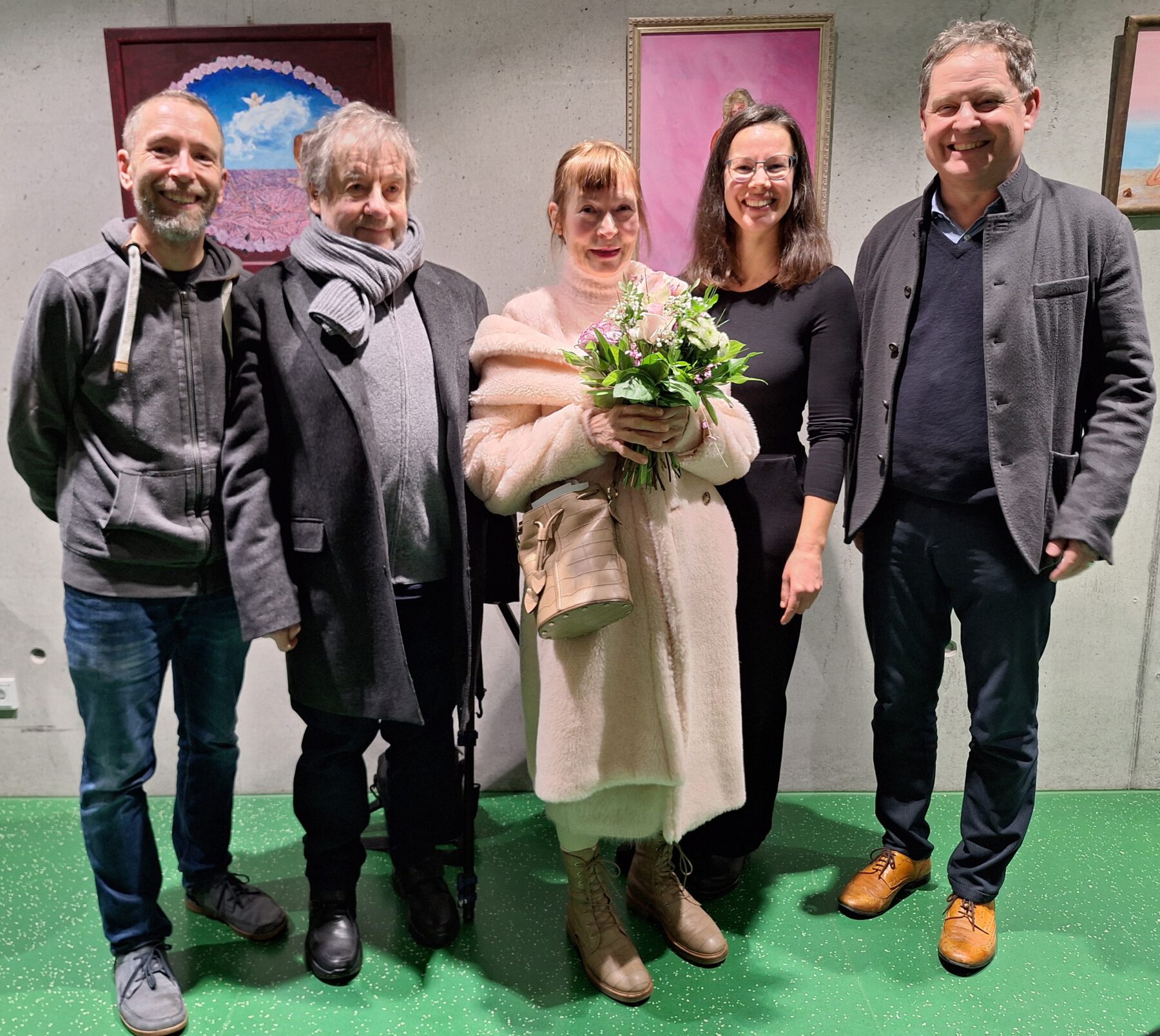 Bild: Auf dem Bild freuen sich Dritter Bürgermeister Stefan Angstl, Knox G. Stallbauer, Irene Ober, Christine Auberger sowie Erster Bürgermeister Florian Schneider über die gelungene Vernissage im Haus der Familie. © Haus der Familie