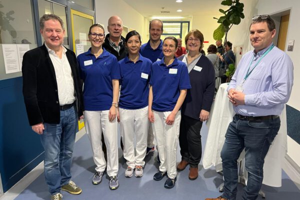 BU: Freuen sich über den gelungenen Tag der offenen Tür (v.l.): Bürgermeister Florian Schneider, Sarah Finsterwalder, Leitung Ergotherapie, Stefan Todtwalusch, Klinikleiter, Sivi Wagner, Ergotherapeutin, Tobias Roth, Leitung Physiotherapie, Martina Schwab, Physiotherapeutin, Maria Häusl, Leitung Therapiezentrum, Oliver Keller, Standortleiter Burghausen