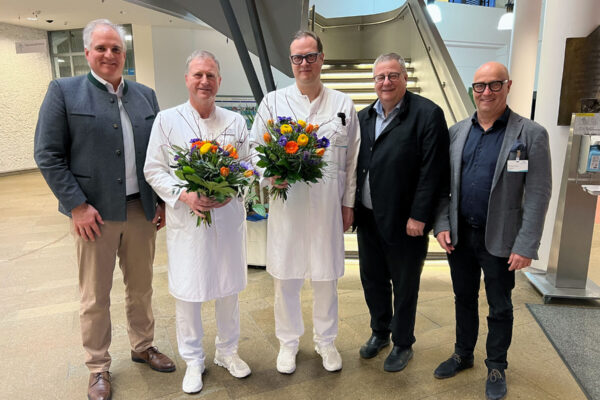 BUZ: Übergabe der Funktion des Ärztlichen Direktors der InnKlinikum-Standorte Altötting und Burghausen: (v.li.) Thomas Ewald (Vorstandsvorsitzender), Dr. Walter Notheis (Chefarzt), Prof. Dr. Christian Jurowich (Chefarzt), Michael Prostmeier (Kaufmännischer Vorstand) und Dr. Wolfgang Richter (Medizinvorstand). Foto: Schmitzer/InnKlinikum
