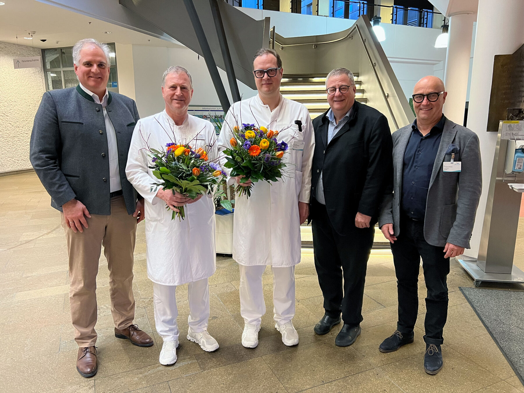 BUZ: Übergabe der Funktion des Ärztlichen Direktors der InnKlinikum-Standorte Altötting und Burghausen: (v.li.) Thomas Ewald (Vorstandsvorsitzender), Dr. Walter Notheis (Chefarzt), Prof. Dr. Christian Jurowich (Chefarzt), Michael Prostmeier (Kaufmännischer Vorstand) und Dr. Wolfgang Richter (Medizinvorstand). Foto: Schmitzer/InnKlinikum