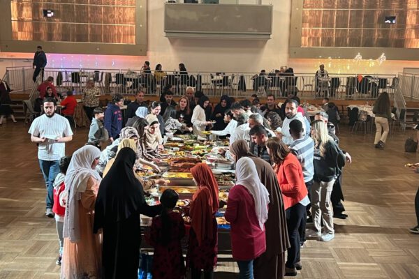 Zum gemeinsamen Fastenbrechen bringt jeder eine Speise für das offene Buffet mit. Fotocredit: Stadt Burghausen / Haus der Familie
