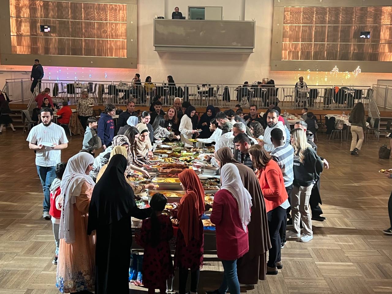 Zum gemeinsamen Fastenbrechen bringt jeder eine Speise für das offene Buffet mit. Fotocredit: Stadt Burghausen / Haus der Familie