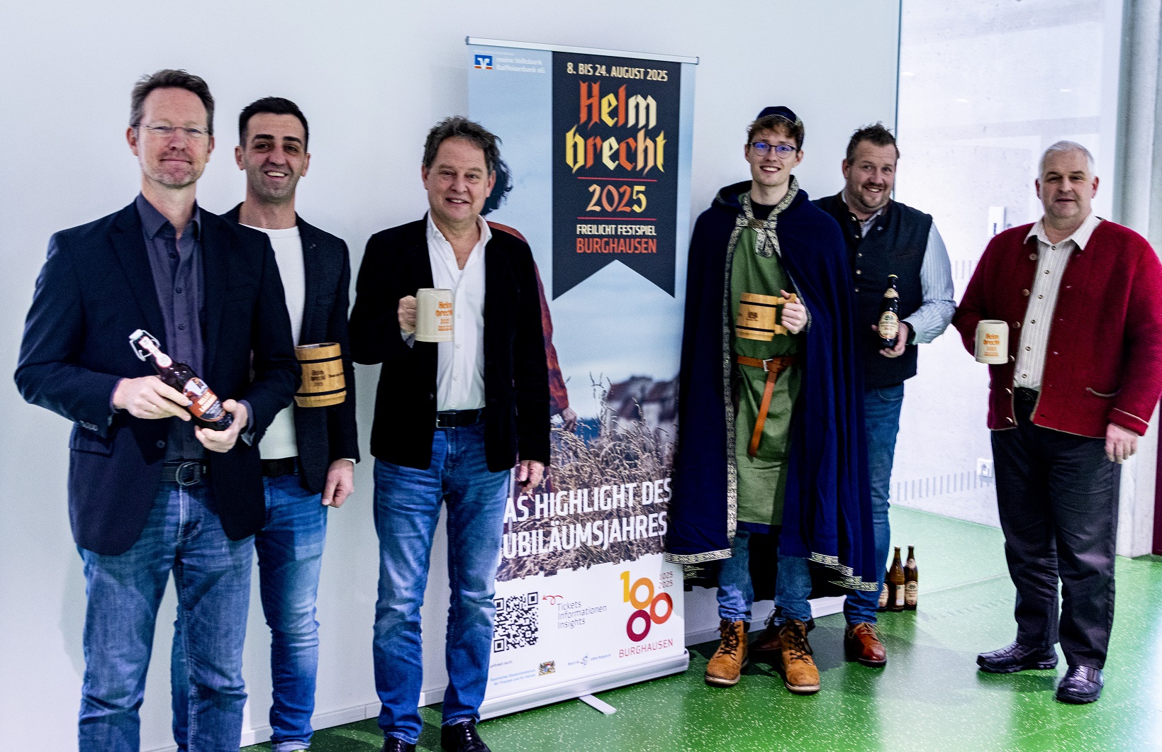 Bild: Foto Erster Bürgermeister Florian Schneider mit Dean Wilmington als Leiter Kulturbüro sowie Vertretern der Brauerei Wieninger und Ehrenamtliche vom Team Helmbrecht. Fotocredt: Dirk Hermes