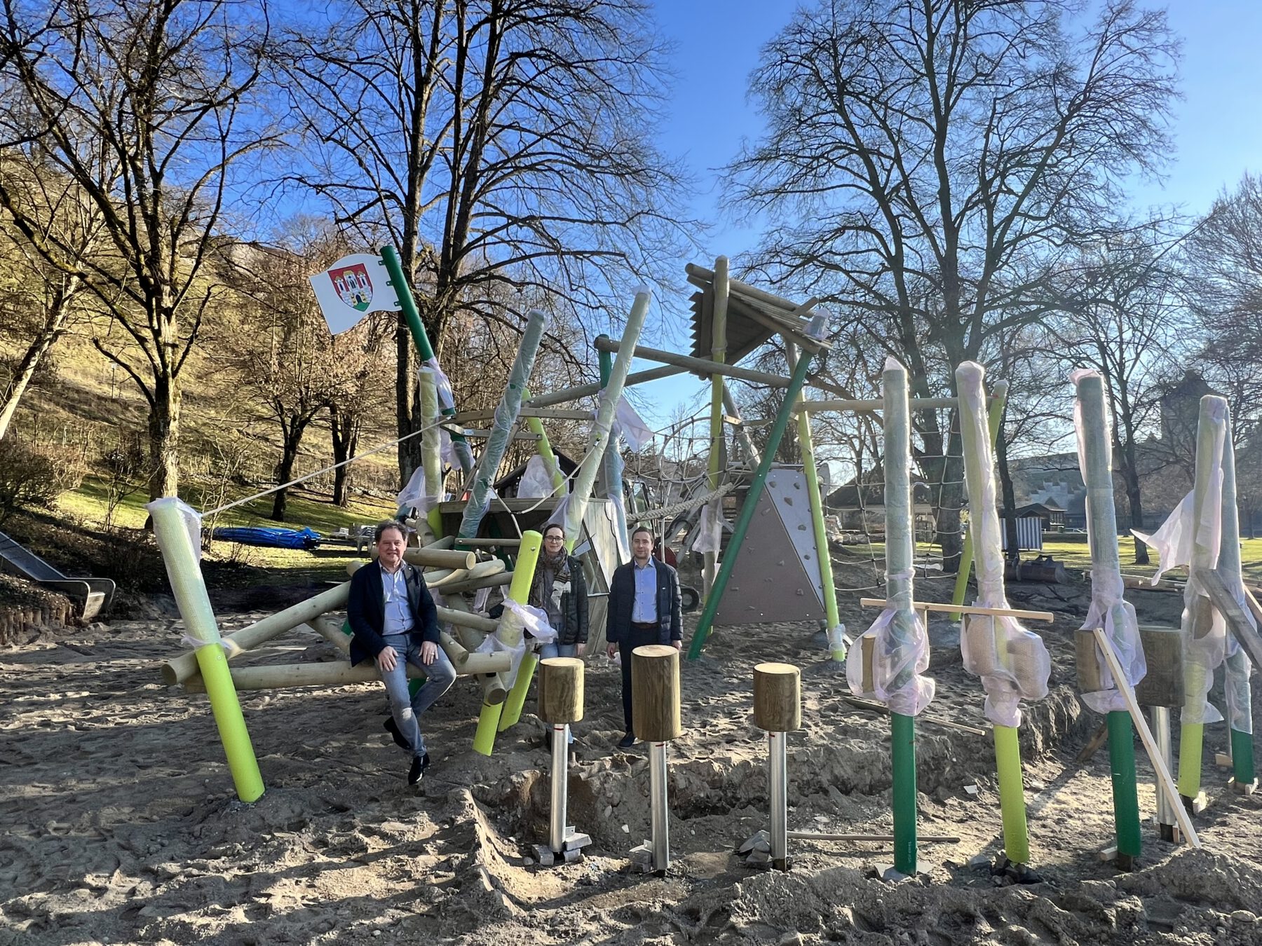 Erster Bürgermeister Florian Schneider mit Sarah Freudlsperger und Stefan Sajdak zu Besuch auf der Baustelle beim neuen Wöhrseespielplatz. Foto: Stadt Burghausen / köx