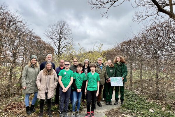 Erste Reihe von links: Ines Huber, Silvia Hofrichter, Filip, David und Michi (Schüler aus der Naturhelfergruppe der Johannes Hess-Schule) Zweite Reihe von links: Georg Dorfner (Insektenhotelbauer), Rolf Hofrichter, Eva Kohlhofer, Michaela Müller, Rochus Doblander, versteckt: Sabine Muchan, Anna-Lena Wallner und Joel Feige. Foto: Stadt Burghausen / Königseder