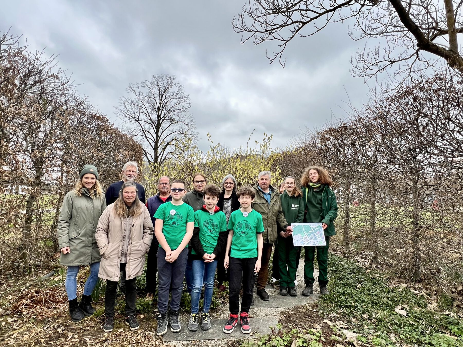Erste Reihe von links: Ines Huber, Silvia Hofrichter, Filip, David und Michi (Schüler aus der Naturhelfergruppe der Johannes Hess-Schule) Zweite Reihe von links: Georg Dorfner (Insektenhotelbauer), Rolf Hofrichter, Eva Kohlhofer, Michaela Müller, Rochus Doblander, versteckt: Sabine Muchan, Anna-Lena Wallner und Joel Feige. Foto: Stadt Burghausen / Königseder