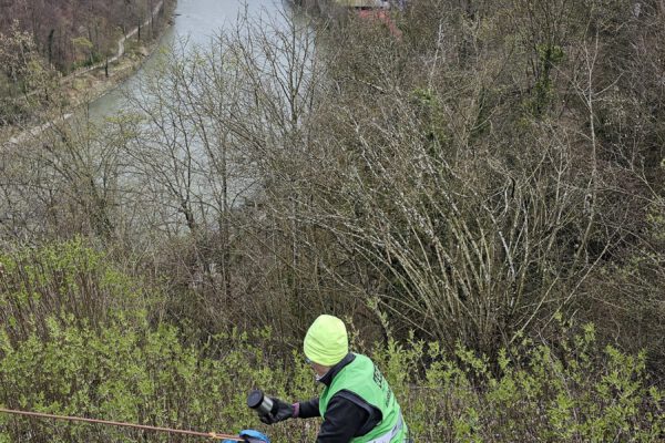 Waghalsige Müllsammelaktion vom Jahr 2024. Drei DAV-Mitglieder sammelten Müll am Salzachhang. Foto ebh