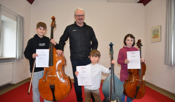 PM Stadt Burghausen Preisträger von Wettbewerb Jugend musiziert geben ein Konzert in der Musikschule Burghausen