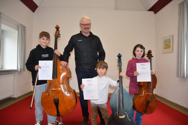 PM Stadt Burghausen Preisträger von Wettbewerb Jugend musiziert geben ein Konzert in der Musikschule Burghausen