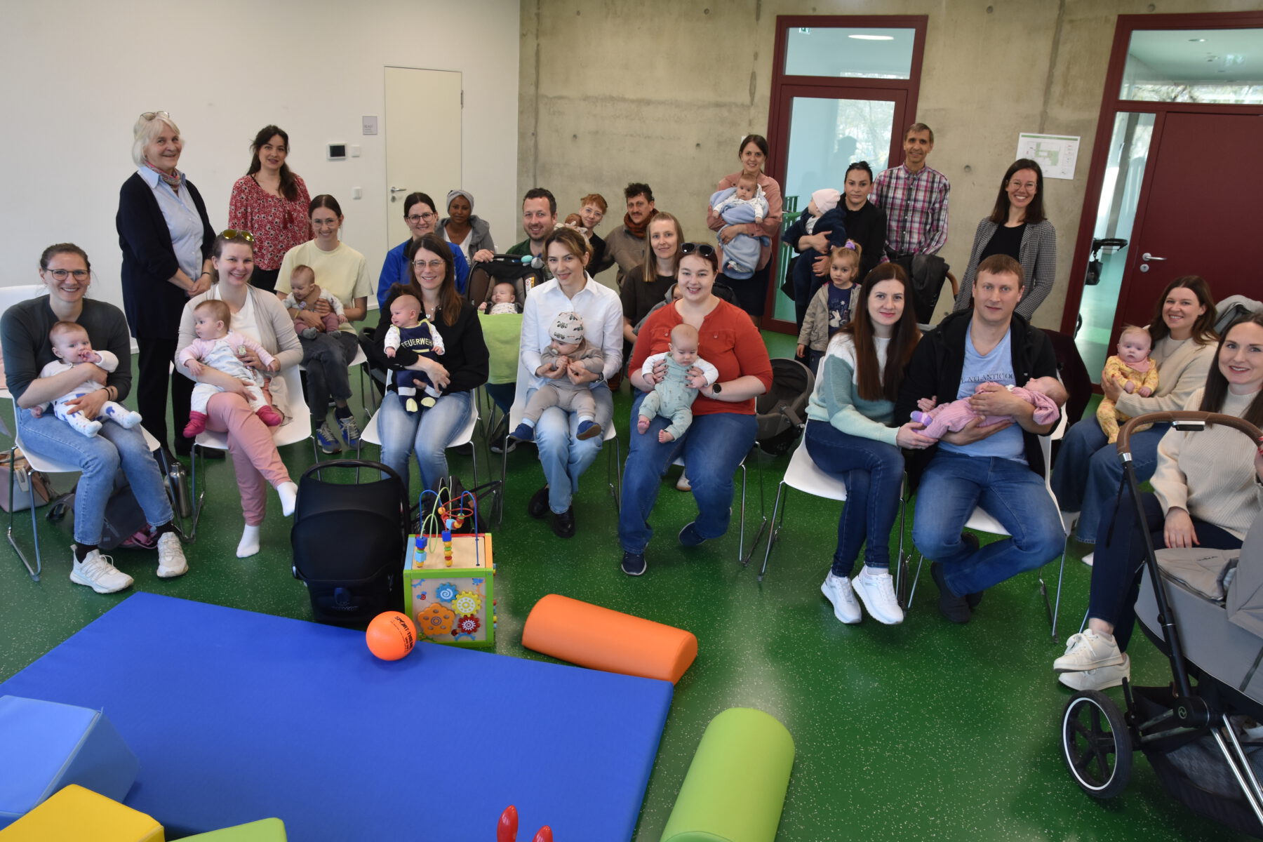 72 neue Burghauserinnen und Burghauser wurden zwischen September und Februar geboren, 18 Familien folgten mit ihrem Nachwuchs der Kennenlern-Einladung ins Haus der Familie. Begrüßt wurden sie von Dorle Graf, Familienreferentin, Christine Auberger, Leiterin Haus der Familie und Mariella Röben, Geschäftsleitung des Kinderschutzbundes.