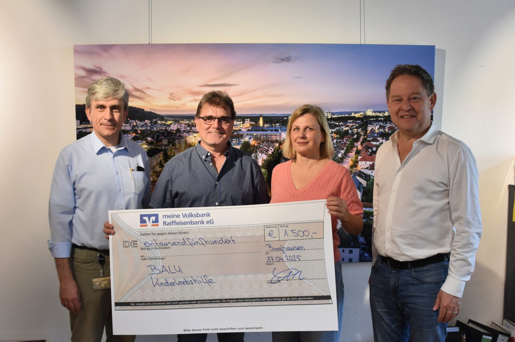 Kicken für den guten Zweck – bei der Spendenscheckübergabe an die Kinderkrebshilfe „Balu“ waren dabei (v.l.): Dr. Nicolas Jost, 1. Vorsitzender TV 1868, Richard Noll, Abteilungsleiter Fußball, Claudia Erkelenz von „Balu“ sowie Erster Bürgermeister Florian Schneider.  