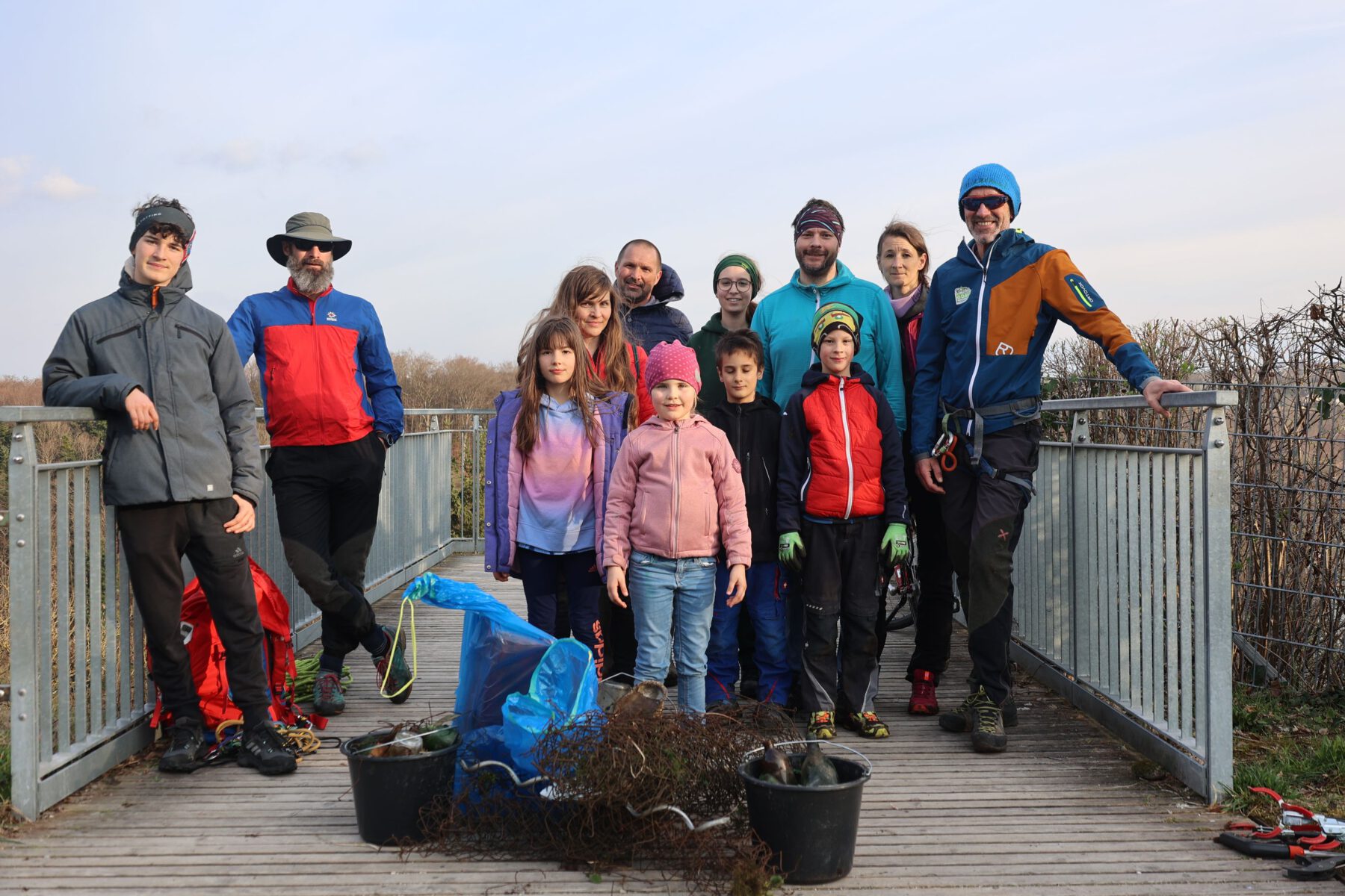 DAV Burghausen, FÖJ vom Umweltamt sowie Bergwacht AÖ sammeln Müll am Mittermeiersteg und Kreuzpointnersteig