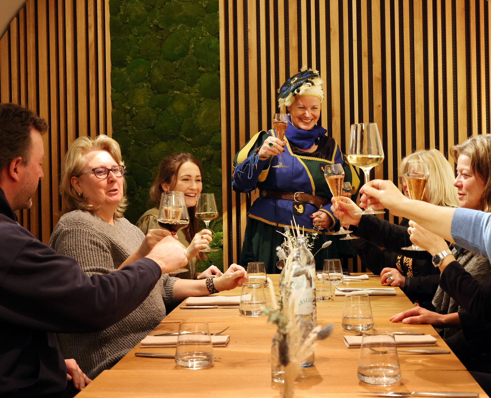 Bei der Kulinarikführung wird der Gaumen verwöhnt und man erfährt viel über Tischsitten und Essensbräuche vergangener Zeiten. Fotocredit: Burghauser Touristik