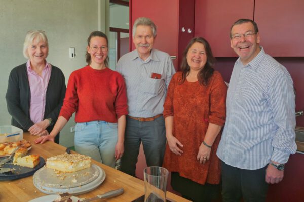 Freundliche Gesichter erwarten Gäste beim Internationalen Tee-Café. Darunter Familienreferentin Doris Graf, Christine Auberger vom Haus der Familie und das Organisationsteam mit Günther Reithmeier, Hilde Hänisch und Erwin Mayer.