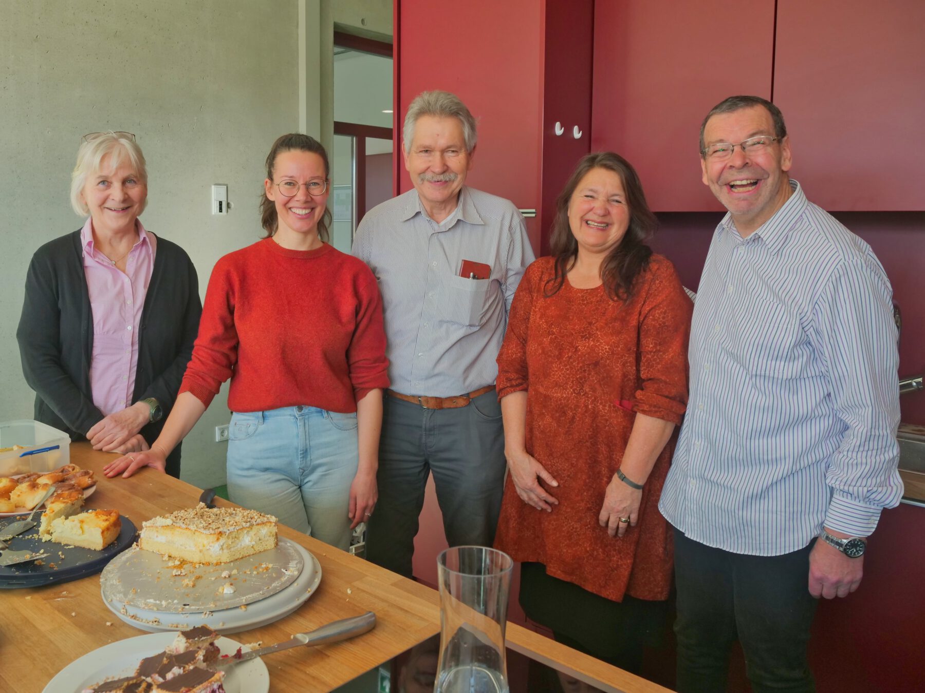 Freundliche Gesichter erwarten Gäste beim Internationalen Tee-Café. Darunter Familienreferentin Doris Graf, Christine Auberger vom Haus der Familie und das Organisationsteam mit Günther Reithmeier, Hilde Hänisch und Erwin Mayer.
