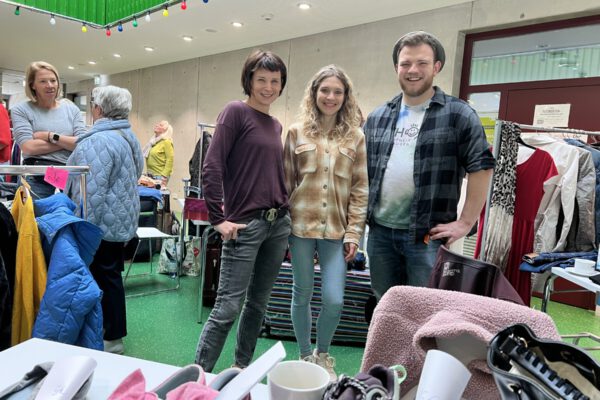 PM 79 Christin Moll Ines Huber und Marcel Anslinger Teaprojekt der Stadt Foto köx Frühliche Gesichter beim ersten städtischen Flohmarkt im Haus der Familie. Fotocredit: Stadt Burghausen / köx