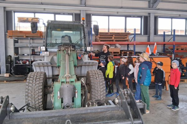Großer Andrang: Bei der Bauhofbesichtigung durften die Kinder auch einmal im „schweren Gerät“ probesitzen. Fotocredit: Stadt Burghausen / tg