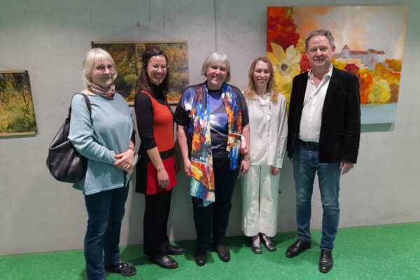 PM 82 Dorle Graf_Christine Auberger_SpesG_SpesL Bgm_Schneider Gründerin des Hauses der Familie Familienreferentin Doris Graf freut sich mit Leitung Christine Auberger den Künstlerinnen Gabriele und Laura Spes und Erstem Bürgermeister Florian Schneider über eine gelungene Ausstellungseröffnung