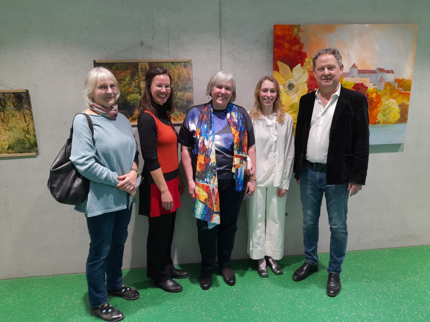 Gründerin des Hauses der Familie Familienreferentin Doris Graf freut sich mit Leitung Christine Auberger den Künstlerinnen Gabriele und Laura Spes und Erstem Bürgermeister Florian Schneider über eine gelungene Ausstellungseröffnung