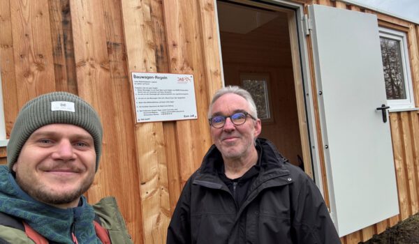 Selfie mit Jugendbeauftragtem Magnus Stummvoll und Hannes Schwankner städt. Jugendarbeit vor dem neuen Bauwagen in Raitenhaslach. © Magnus Stummvoll