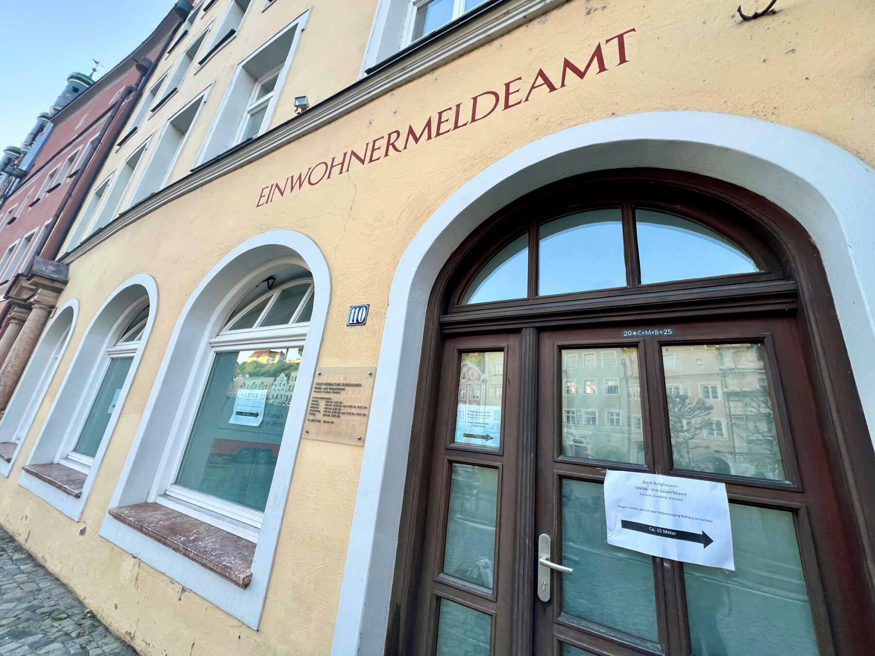 Foto: Das Einwohnermeldeamt der Stadt Burghausen wird gerade saniert und befindet sich aktuell noch bis Mitte Mai nebenan im Projektraum im EG des Rathauses. Fotocredit: Stadt Burghausen / Königseder