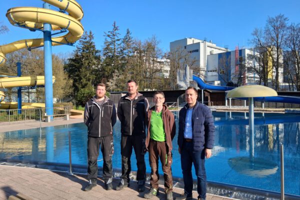Ohne sie geht im Freibad nichts (v.l.): Lukas Maier und Matthias Menghin vom Technik Team (mit Florian Moser, nicht im Bild) sowie Dieter Eiblmeier, der sich um die Pflege der Grünanlagen kümmert, zusammen mit Bäder-Leiter Stefan Sajdak. Fotocredit: Stadt Burghausen/tg