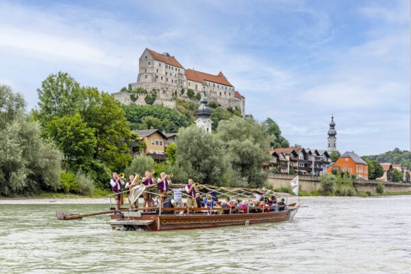 Den besten Blick auf die weltlängste Burg gibt es bei der Einfahrt nach Burghausen. Fotocredit: Burghauser Touristik Den besten Blick auf die weltlängste Burg gibt es bei der Einfahrt nach Burghausen. Fotocredit: Burghauser Touristik