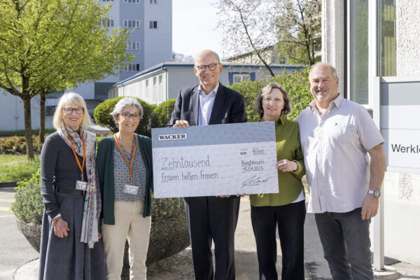 Foto (Wacker Chemie AG): Bei der Überreichung des Spendenschecks: (v.l.) Angelika Kirch, Anna Schierenberg, WACKER-Werkleiter Peter von Zumbusch, Marion Becker sowie Dirigent Christian Kremser.