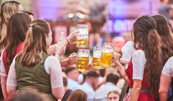 Das traditionelle und über die Stadtgrenzen hinaus beliebte Volksfest Burghauser Mai-Wies’n lädt 10 Tage lang zum Bummeln, Amüsieren und Genießen ein. Fotocredit: Werbering Burghausen