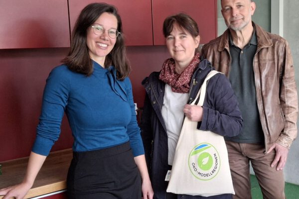 Welche Optionen des Miteinanderwirkens bieten sich? Darüber unterhielten sich (von links) Christine Auberger, Leiterin des Hauses der Familie Burghausen, sowie Christina Lipp-Himmer und Thomas Reiter von der Öko-Modellregion Inn-Salzach. Foto: ©OEMR Inn-Salzach