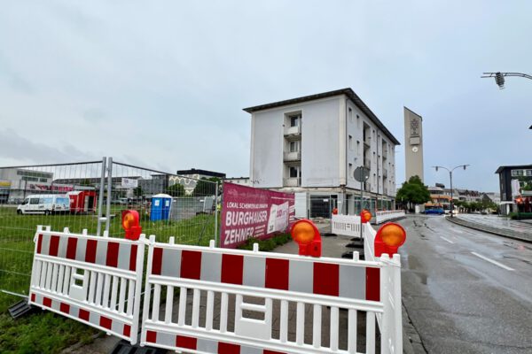 05.05.2025 Hell Gebäude Gehwegsperrung köx 05.05.2025 Hell Gebäude Gehwegsperrung köx