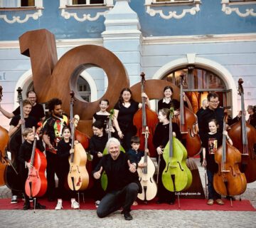 Der Burghauser Musikschulleiter Claus Freudenstein mit Bass-Schülern vor der 1000 am Stadtplatz Foto Manuela Fuchs