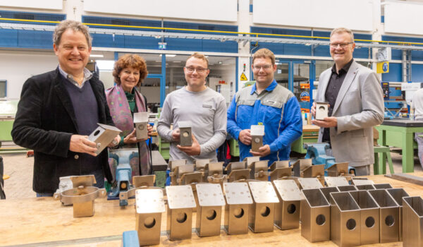 Bürgermeister Florian Schneider (l.) und Sozialreferentin Sabine Bachmeier (2.v.l) freuen sich über die maßangefertigten Aschenbecher, die das Team des BBiW rund um Geschäftsführer Richard Stubenvoll (r.), Ausbilder Andreas Hechemer (2.v.r.) sowie Auszubildender Benedikt Stöger (Mitte) vorstellten. Fotocredit: Wacker Chemie AG