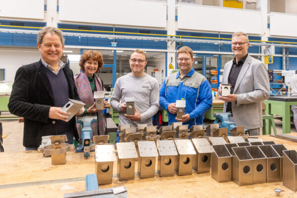 Bürgermeister Florian Schneider (l.) und Sozialreferentin Sabine Bachmeier (2.v.l) freuen sich über die maßangefertigten Aschenbecher, die das Team des BBiW rund um Geschäftsführer Richard Stubenvoll (r.), Ausbilder Andreas Hechemer (2.v.r.) sowie Auszubildender Benedikt Stöger (Mitte) vorstellten. Fotocredit: Wacker Chemie AG