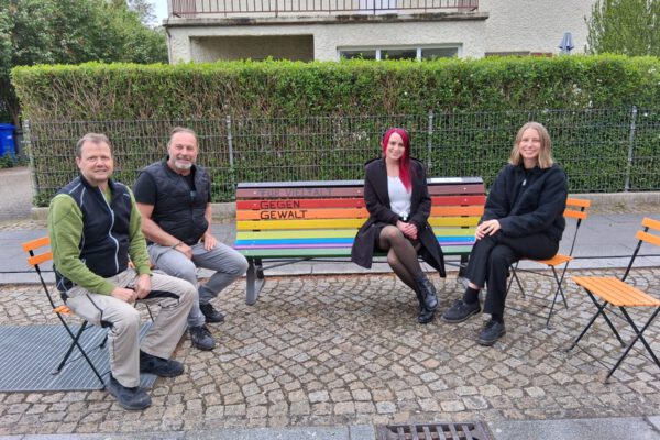 Foto (v.l.): Peter Schweikl (Bauhofleiter), Markus Salzinger (Schreinerei Bauhof), Tina Oueidat und Eva Lenz (Verein Frauen helfen Frauen) Fotocredit: Stadt Burghausen / Gauer