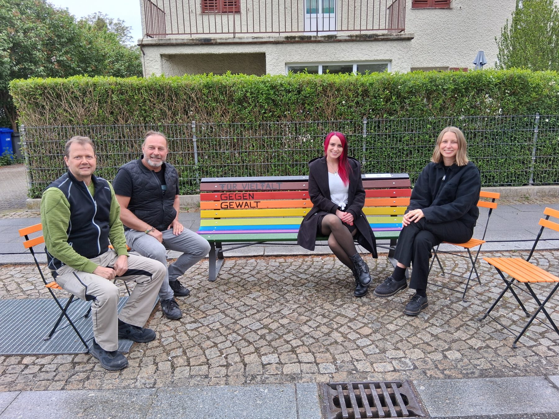 Foto (v.l.): Peter Schweikl (Bauhofleiter), Markus Salzinger (Schreinerei Bauhof), Tina Oueidat und Eva Lenz (Verein Frauen helfen Frauen) Fotocredit: Stadt Burghausen / Gauer