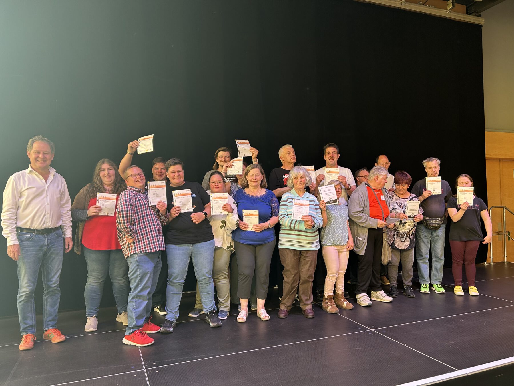 Auch ein Handicap spricht nicht gegen eine Teilnahme beim Deutschen Sportabzeichen: Erster Bürgermeister Florian Schneider gratulierte den Teilnehmerinnen und Teilnehmern in dieser Gruppe bei der offiziellen Feier.