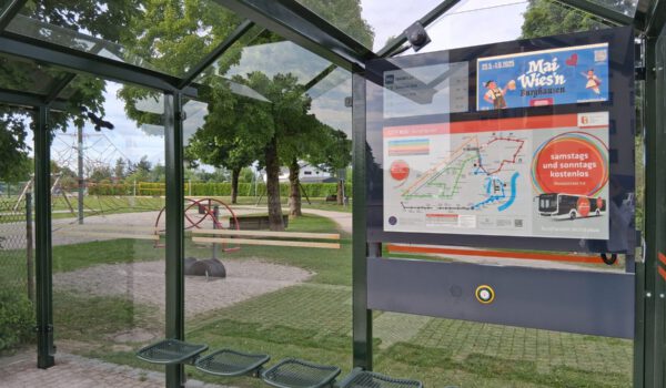 Die digitale Anzeige zeigt unter anderem allgemeine Informationen zum Streckennetz und Verkehrsinfos sowie die Dauer bis zum Eintreffen der nächsten Busse an – während der Mai-Wiesn-Zeit auch die Zeiten der Sonderbusse und die am Wochenende für umsonst verkehrenden Busse. Fotocredit: Stadt Burghausen/ Gauer Die digitale Anzeige zeigt unter anderem allgemeine Informationen zum Streckennetz und Verkehrsinfos sowie die Dauer bis zum Eintreffen der nächsten Busse an – während der Mai-Wiesn-Zeit auch die Zeiten der Sonderbusse und die am Wochenende für umsonst verkehrenden Busse. Fotocredit: Stadt Burghausen/ Gauer