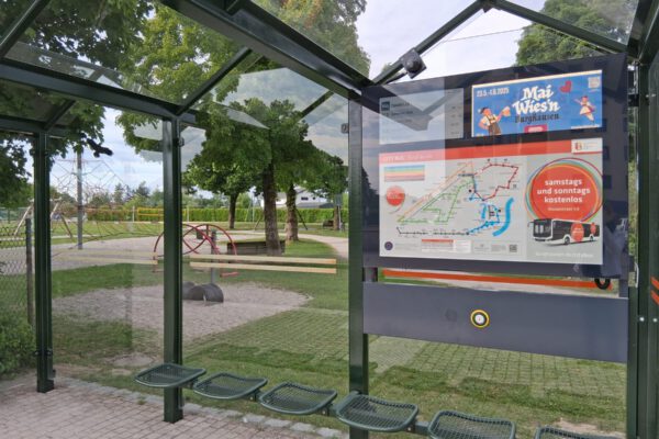 Die digitale Anzeige zeigt unter anderem allgemeine Informationen zum Streckennetz und Verkehrsinfos sowie die Dauer bis zum Eintreffen der nächsten Busse an – während der Mai-Wiesn-Zeit auch die Zeiten der Sonderbusse und die am Wochenende für umsonst verkehrenden Busse. Fotocredit: Stadt Burghausen/ Gauer