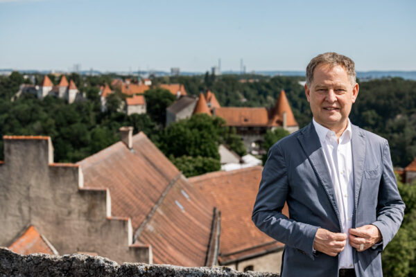 Erster Bürgermeister Florian Schneider auf der weltlängsten Burg Foto Manuela Fuchs