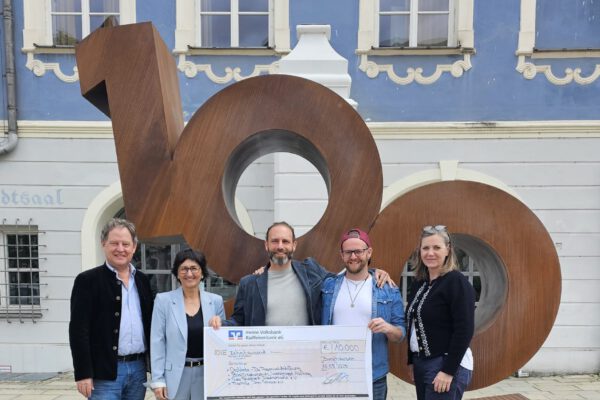 Freudig nahmen die Initiatoren von Music for peace den Scheck über 10.000 Euro an. V.li: Erster Bürgermeister Florian Schneider, Sigrid Resch (Geschäftsführerin Burghauer Touristik), Eric Bönisch und Max Roxton (Initiatoren), Petra Forstpointner (Werbering Vorsitzende) Fotocredit: Stadt Burghausen / Duscher