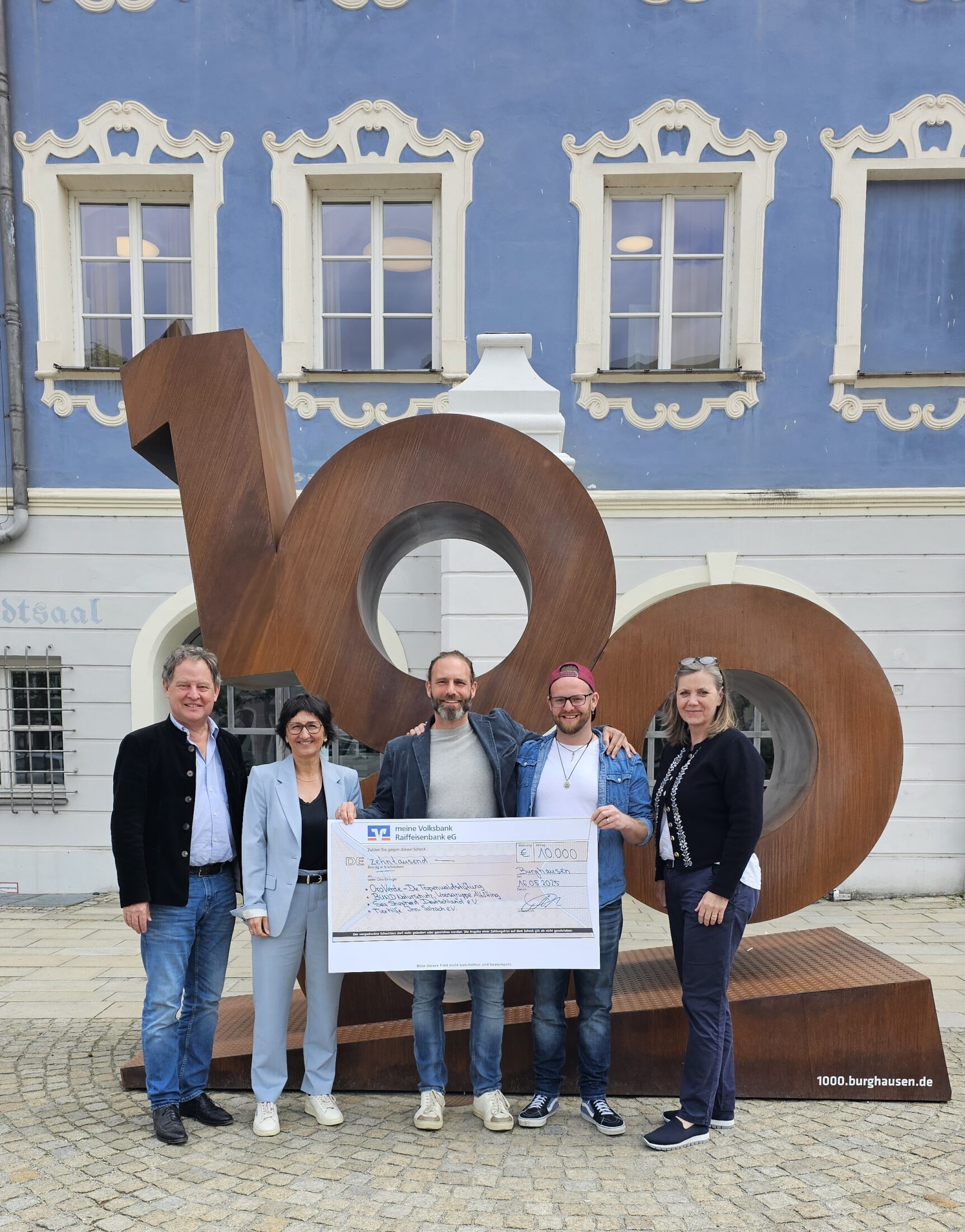 Freudig nahmen die Initiatoren von Music for peace den Scheck über 10.000 Euro an. V.li: Erster Bürgermeister Florian Schneider, Sigrid Resch (Geschäftsführerin Burghauer Touristik), Eric Bönisch und Max Roxton (Initiatoren), Petra Forstpointner (Werbering Vorsitzende) Fotocredit: Stadt Burghausen / Duscher