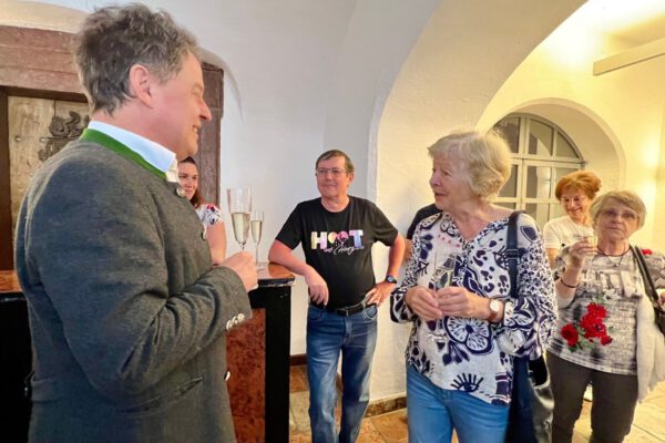 Bürgermeister Schneider im Gespräch mit Dr. Petra Hirsemann. Fotocredit: Stadt Burghausen / köx