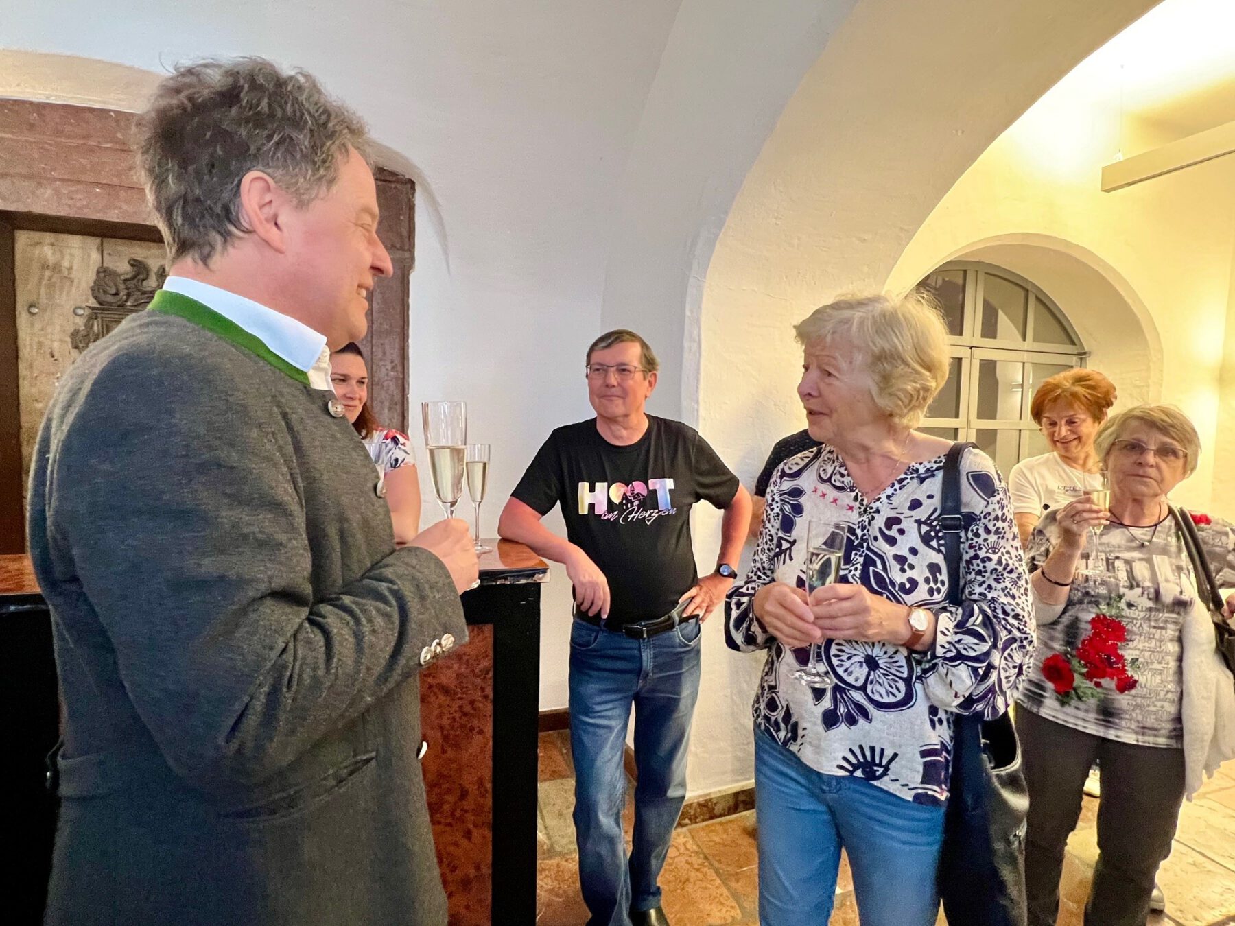 Bürgermeister Schneider im Gespräch mit Dr. Petra Hirsemann. Fotocredit: Stadt Burghausen / köx