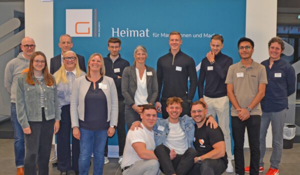 Beste Stimmung nach dem Ideen-Feuerwerk: Die Teilnehmer der Pitch-Night am Campus Burghausen zusammen mit Regionalmanagerin Beate Küblbeck (Gründungsregion Inn-Salzach, 3. v. li.) sowie Prof. Dr. Jan-Diederich Lüken (TH Rosenheim) und WiföG-Geschäftsführer Dr. Christian Hackl (1. und 2. v. li. hintere Reihe). (Foto: M. Koch) Beste Stimmung nach dem Ideen-Feuerwerk: Die Teilnehmer der Pitch-Night am Campus Burghausen zusammen mit Regionalmanagerin Beate Küblbeck (Gründungsregion Inn-Salzach, 3. v. li.) sowie Prof. Dr. Jan-Diederich Lüken (TH Rosenheim) und WiföG-Geschäftsführer Dr. Christian Hackl (1. und 2. v. li. hintere Reihe). (Foto: M. Koch)