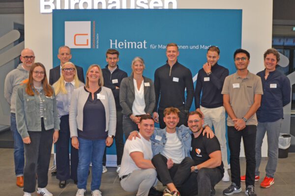 Beste Stimmung nach dem Ideen-Feuerwerk: Die Teilnehmer der Pitch-Night am Campus Burghausen zusammen mit Regionalmanagerin Beate Küblbeck (Gründungsregion Inn-Salzach, 3. v. li.) sowie Prof. Dr. Jan-Diederich Lüken (TH Rosenheim) und WiföG-Geschäftsführer Dr. Christian Hackl (1. und 2. v. li. hintere Reihe). (Foto: M. Koch)