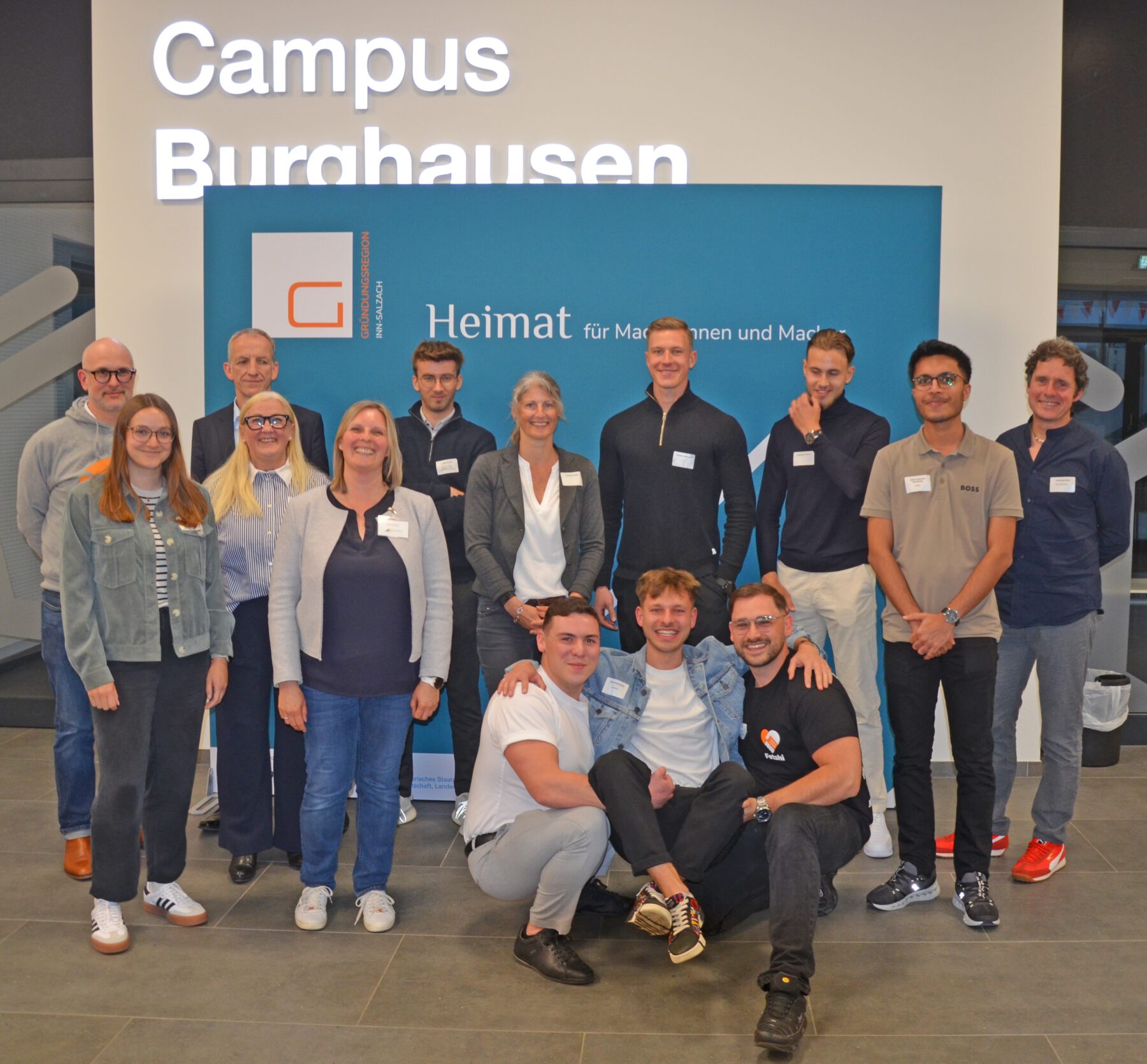 Beste Stimmung nach dem Ideen-Feuerwerk: Die Teilnehmer der Pitch-Night am Campus Burghausen zusammen mit Regionalmanagerin Beate Küblbeck (Gründungsregion Inn-Salzach, 3. v. li.) sowie Prof. Dr. Jan-Diederich Lüken (TH Rosenheim) und WiföG-Geschäftsführer Dr. Christian Hackl (1. und 2. v. li. hintere Reihe). (Foto: M. Koch)