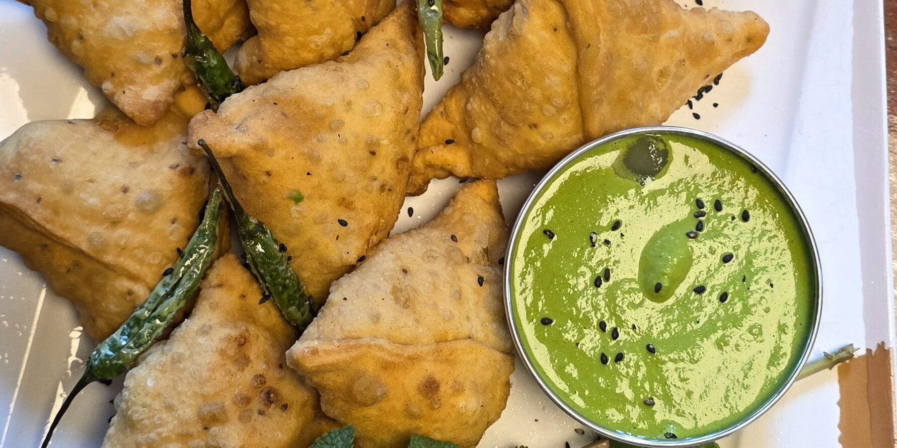Samosa mit gruenem Chutney e1770119182410